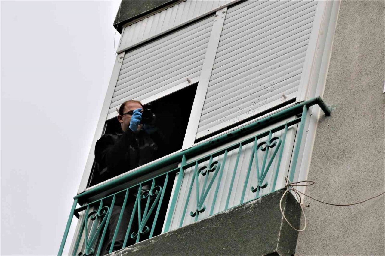 Yıkamak için balkonuna çıkan kadın, gördüğü manzara karşısında dehşete kapıldı