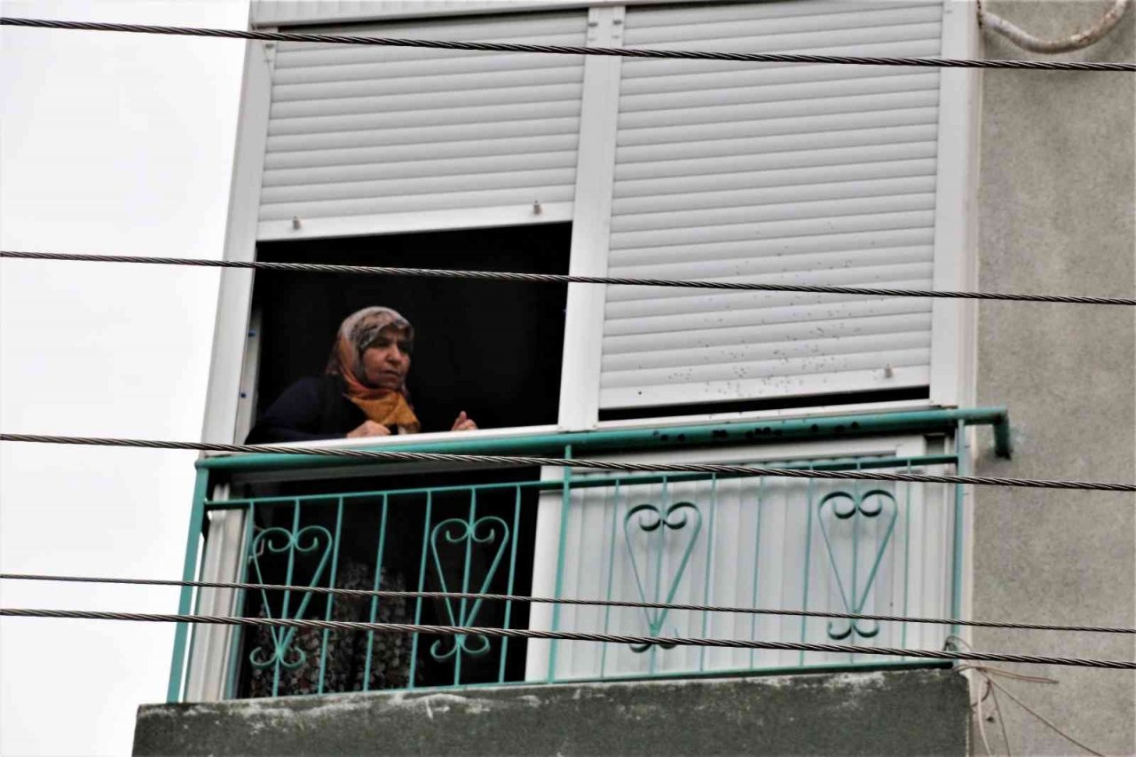 Yıkamak için balkonuna çıkan kadın, gördüğü manzara karşısında dehşete kapıldı