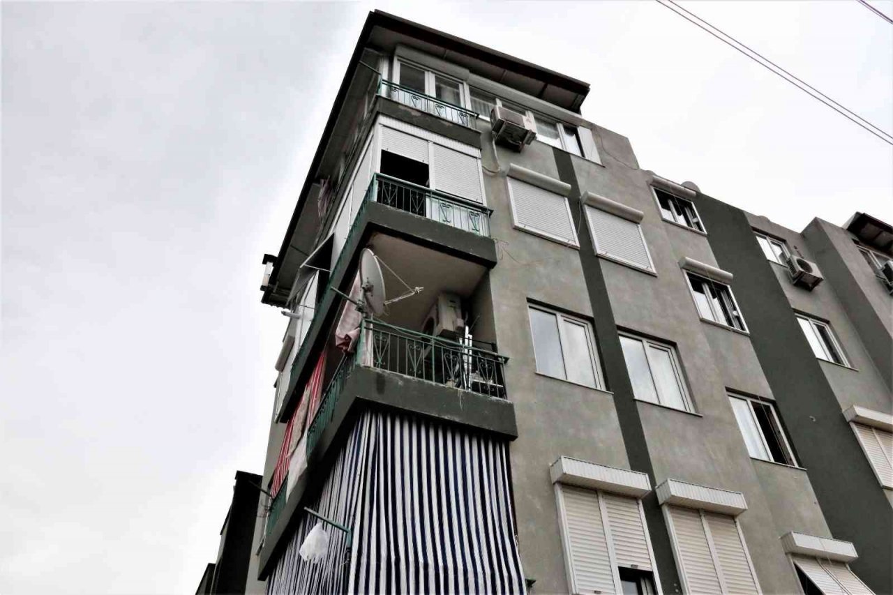 Yıkamak için balkonuna çıkan kadın, gördüğü manzara karşısında dehşete kapıldı