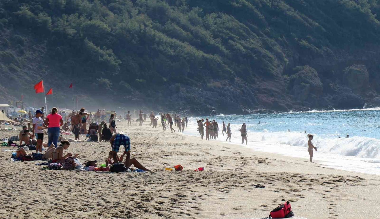 Yurtta soğuk hava etkili olurken Alanya’da deniz keyfi yaptılar
