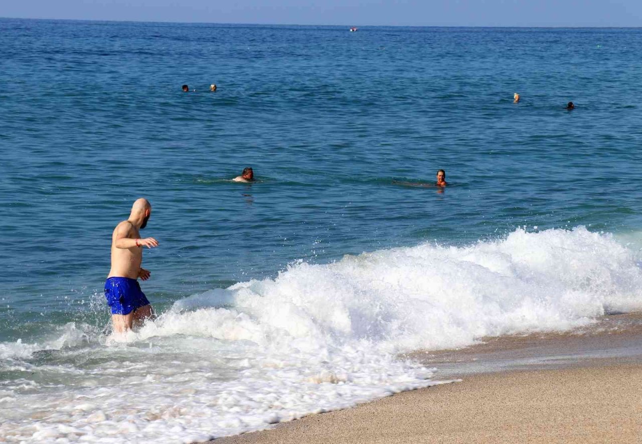 Yurtta soğuk hava etkili olurken Alanya’da deniz keyfi yaptılar