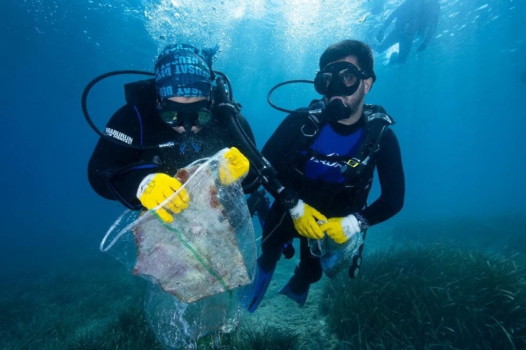 DEÜ Körfez’i temizliyor, atıkları dönüştürüyor