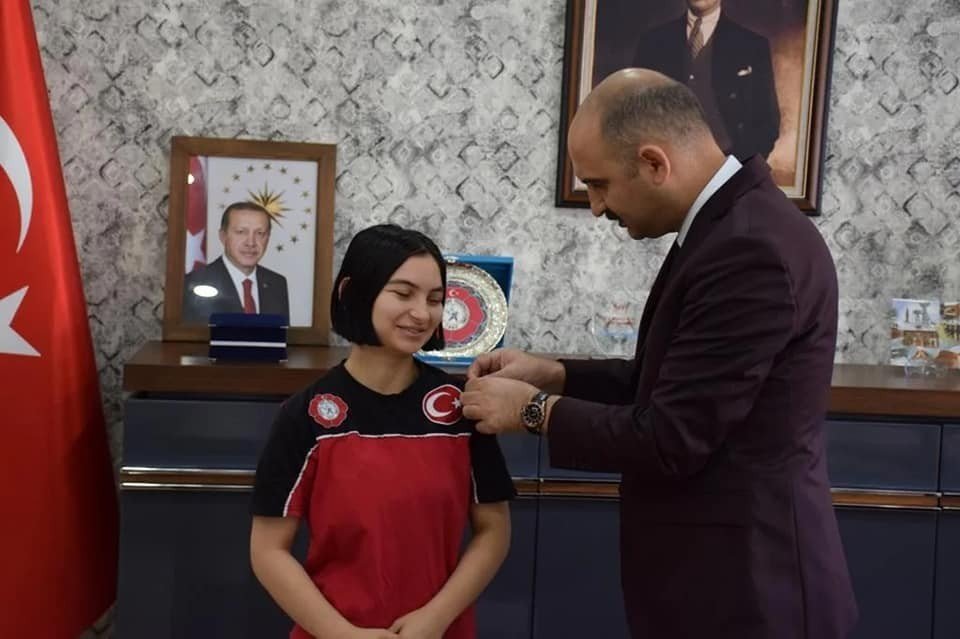 İl Müdürü Özdemir, Balkan üçüncü olan sporcuyu tebrik etti
