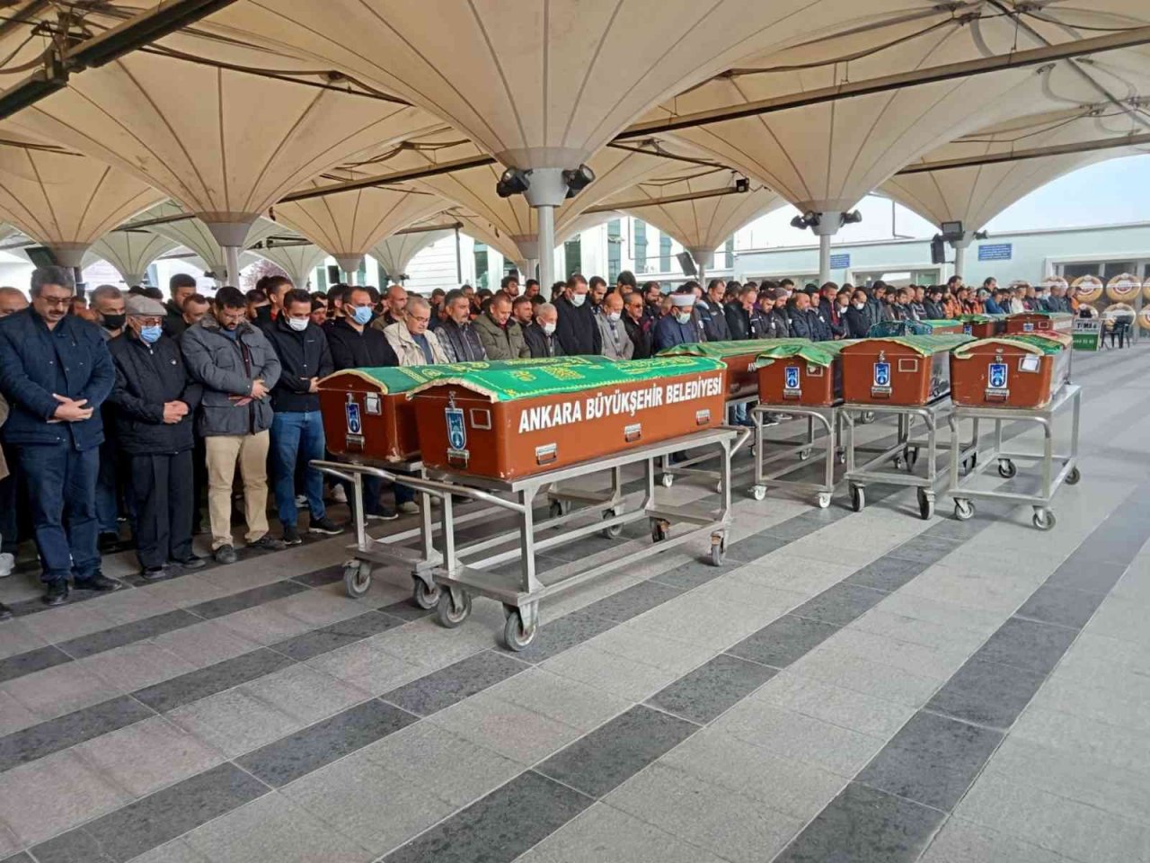 Bıçaklı saldırıda hayatını kaybeden kurye son yolculuğuna uğurlandı