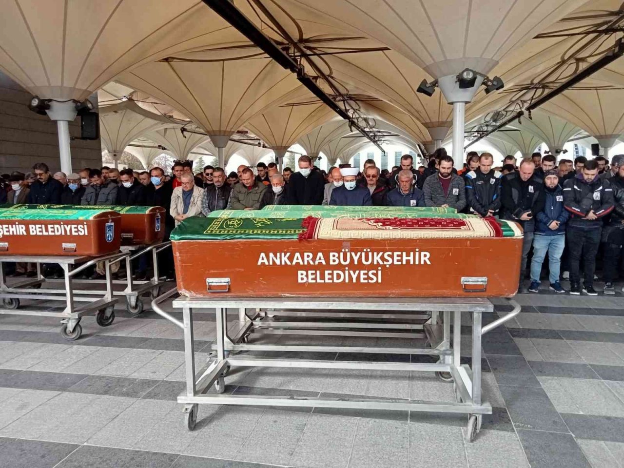 Bıçaklı saldırıda hayatını kaybeden kurye son yolculuğuna uğurlandı