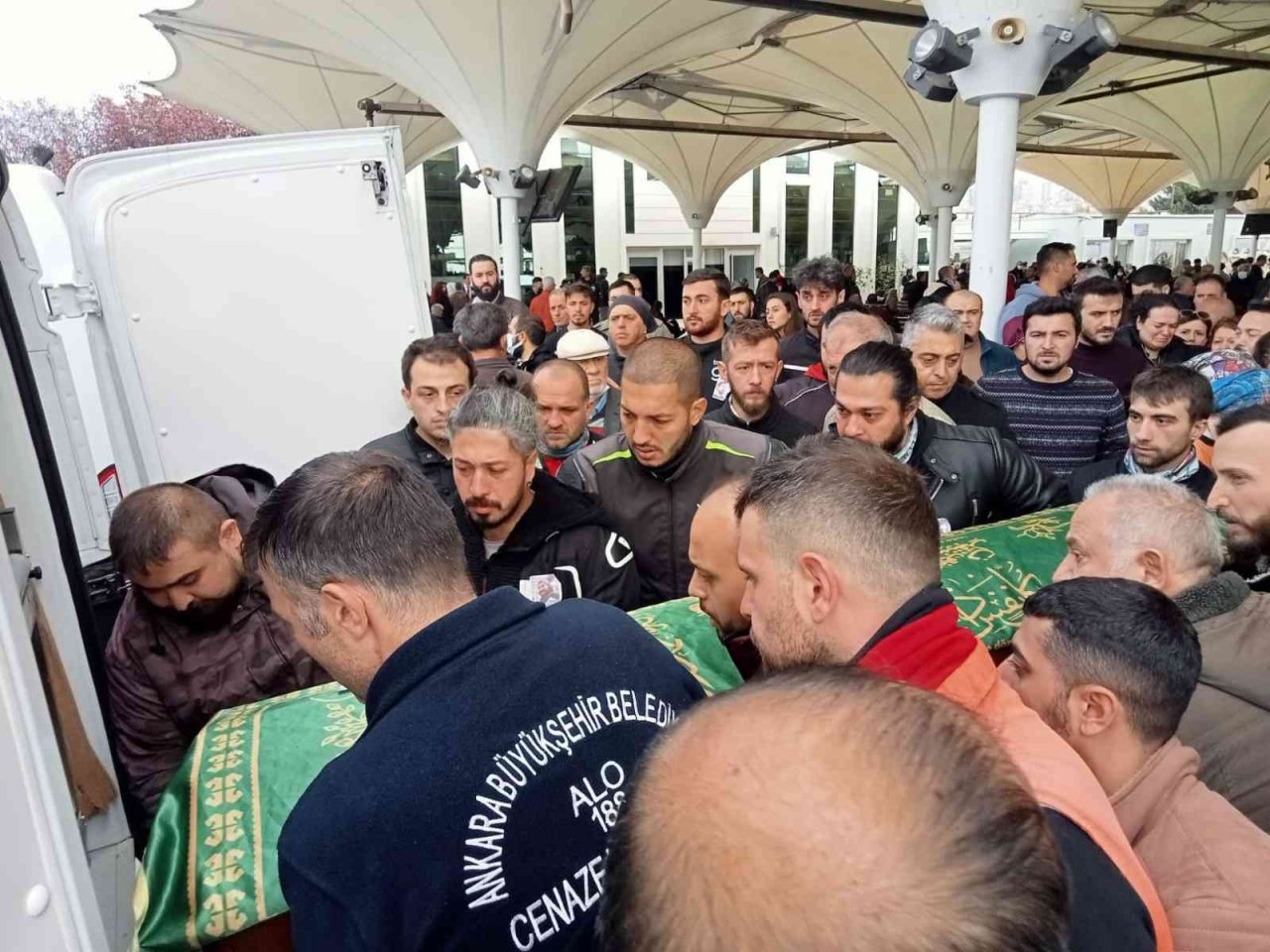 Bıçaklı saldırıda hayatını kaybeden kurye son yolculuğuna uğurlandı