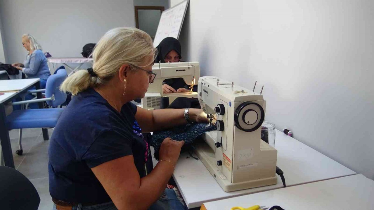 Bursa’da kadınlar hem meslek öğreniyor, hem gelir elde ediyor