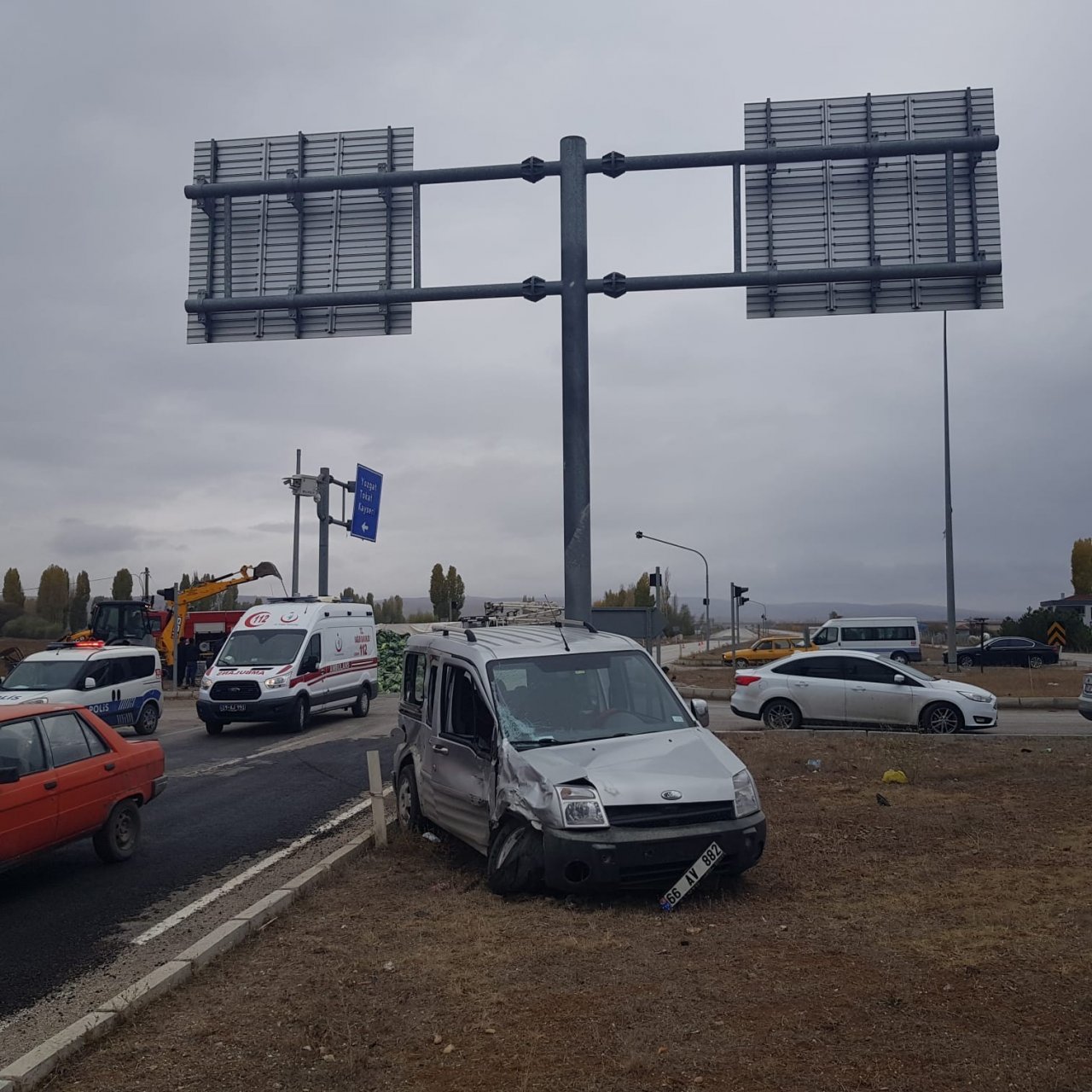 Lahana yüklü kamyonet ile ticari araç çarpıştı: 2 yaralı