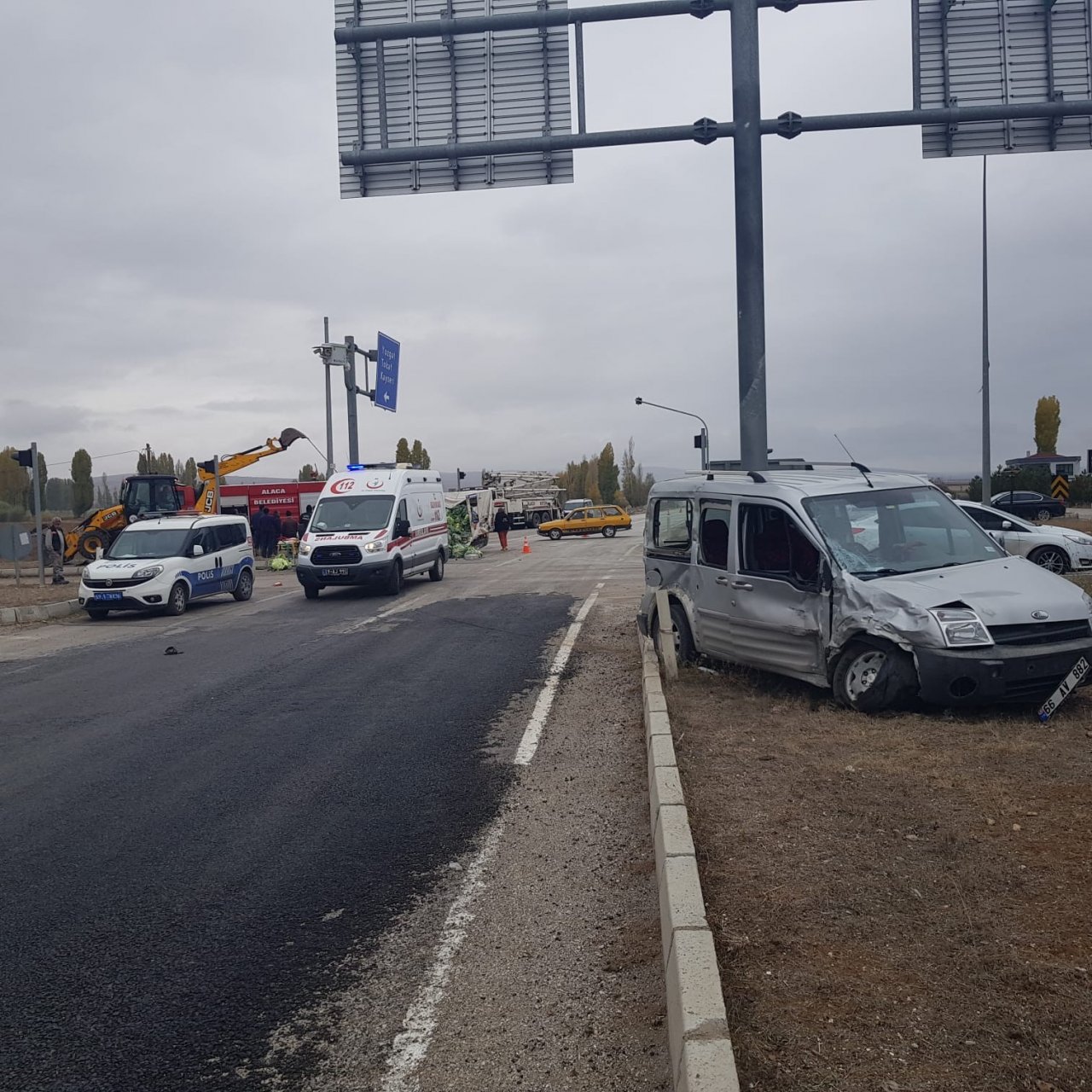 Lahana yüklü kamyonet ile ticari araç çarpıştı: 2 yaralı
