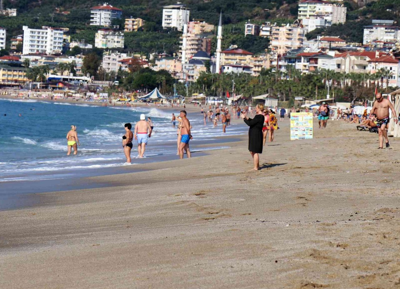 Yurtta soğuk hava etkili olurken Alanya’da deniz keyfi yaptılar