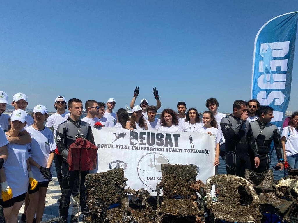 DEÜ Körfez’i temizliyor, atıkları dönüştürüyor