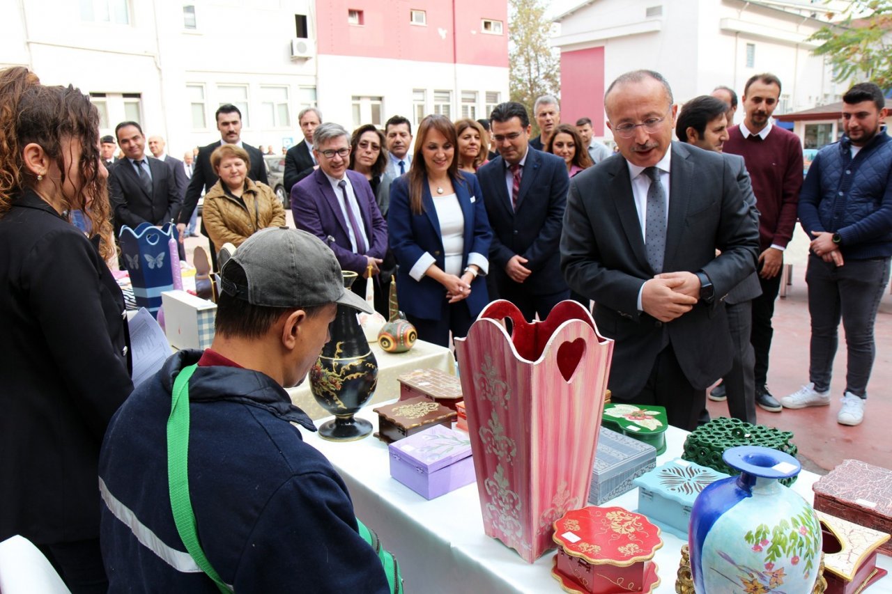 Yenilenen cihazları inceleyen Vali Atik, danışanlar tarafından hazırlanan sergiyi gezdi