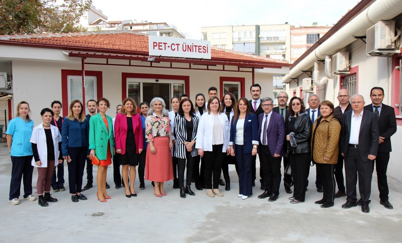 Yenilenen cihazları inceleyen Vali Atik, danışanlar tarafından hazırlanan sergiyi gezdi