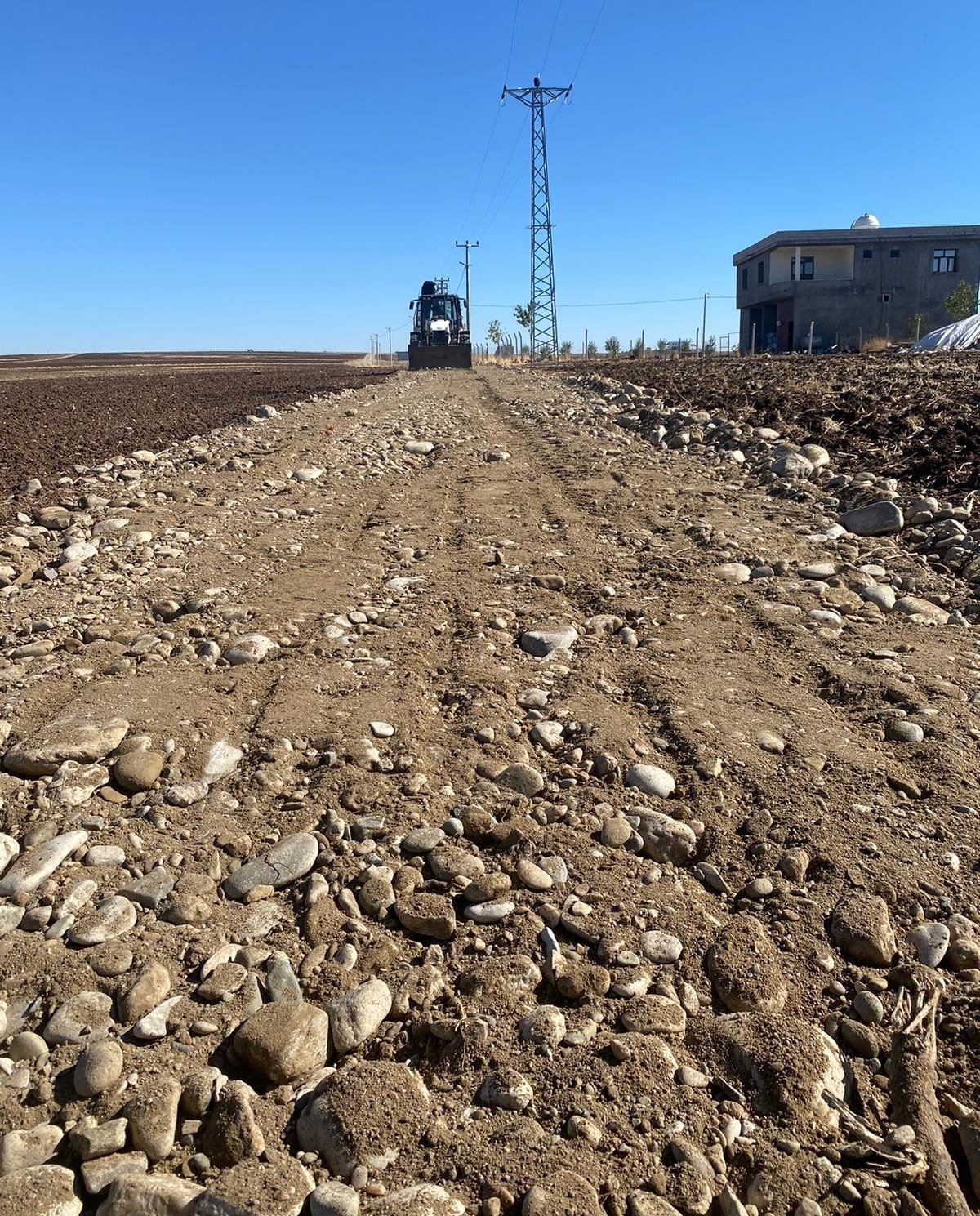 Sur ilçesinde kırsal mahalle yolları yenileniyor