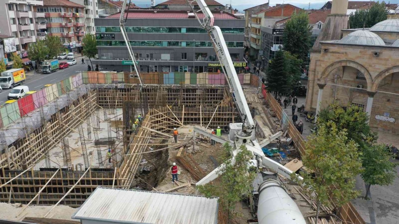 Cedidiye meydanında inşaat hızla ilerliyor