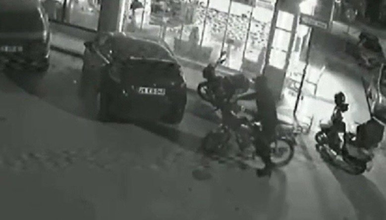 30 saniyede motosiklet adeta yok oldu