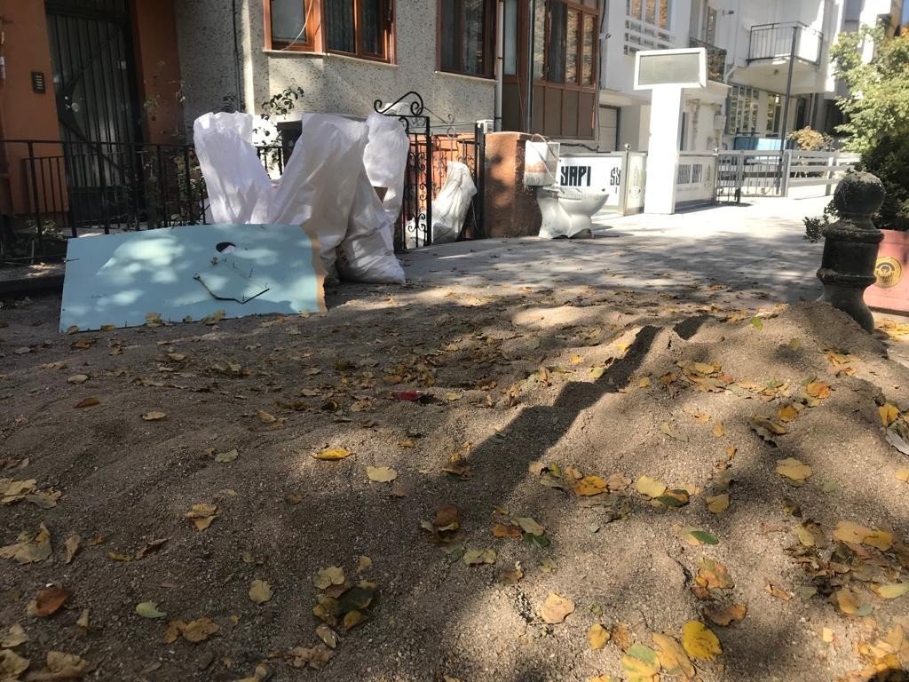 Kaldırımda bulunan klozet vatandaşları şaşkına çevirdi