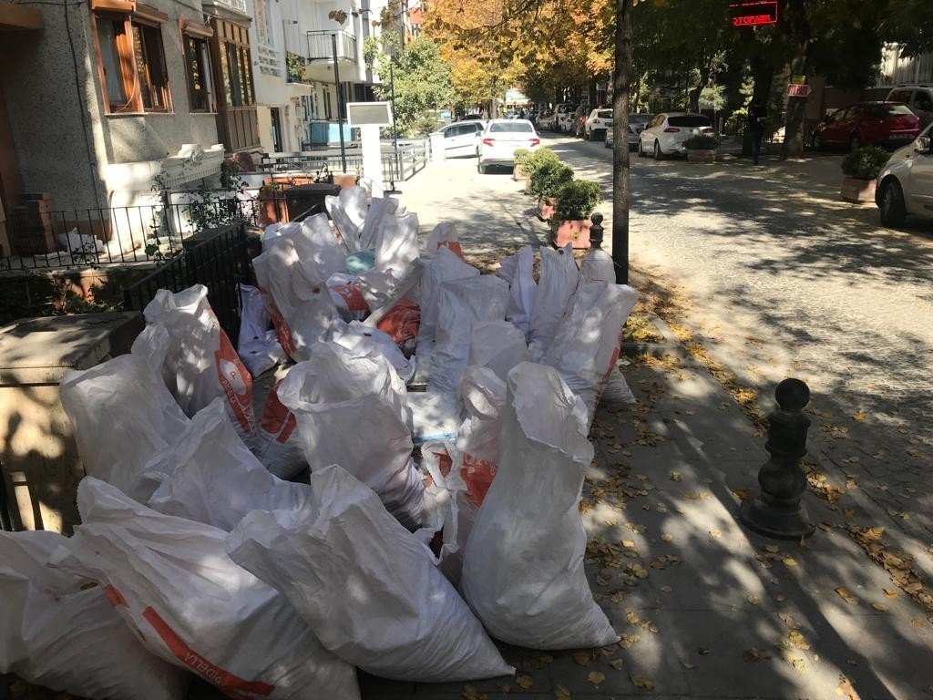Kaldırımda bulunan klozet vatandaşları şaşkına çevirdi