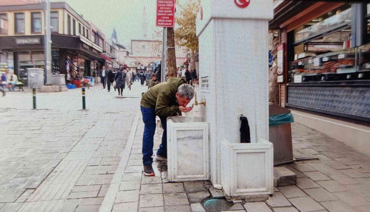 Her gün binlerce kişinin su içtiği tarihi çeşmenin musluklarını çaldılar