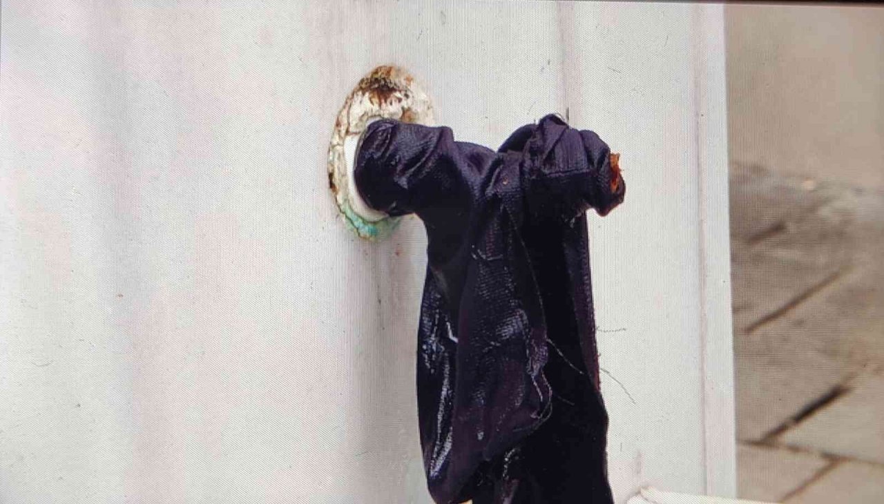 Her gün binlerce kişinin su içtiği tarihi çeşmenin musluklarını çaldılar