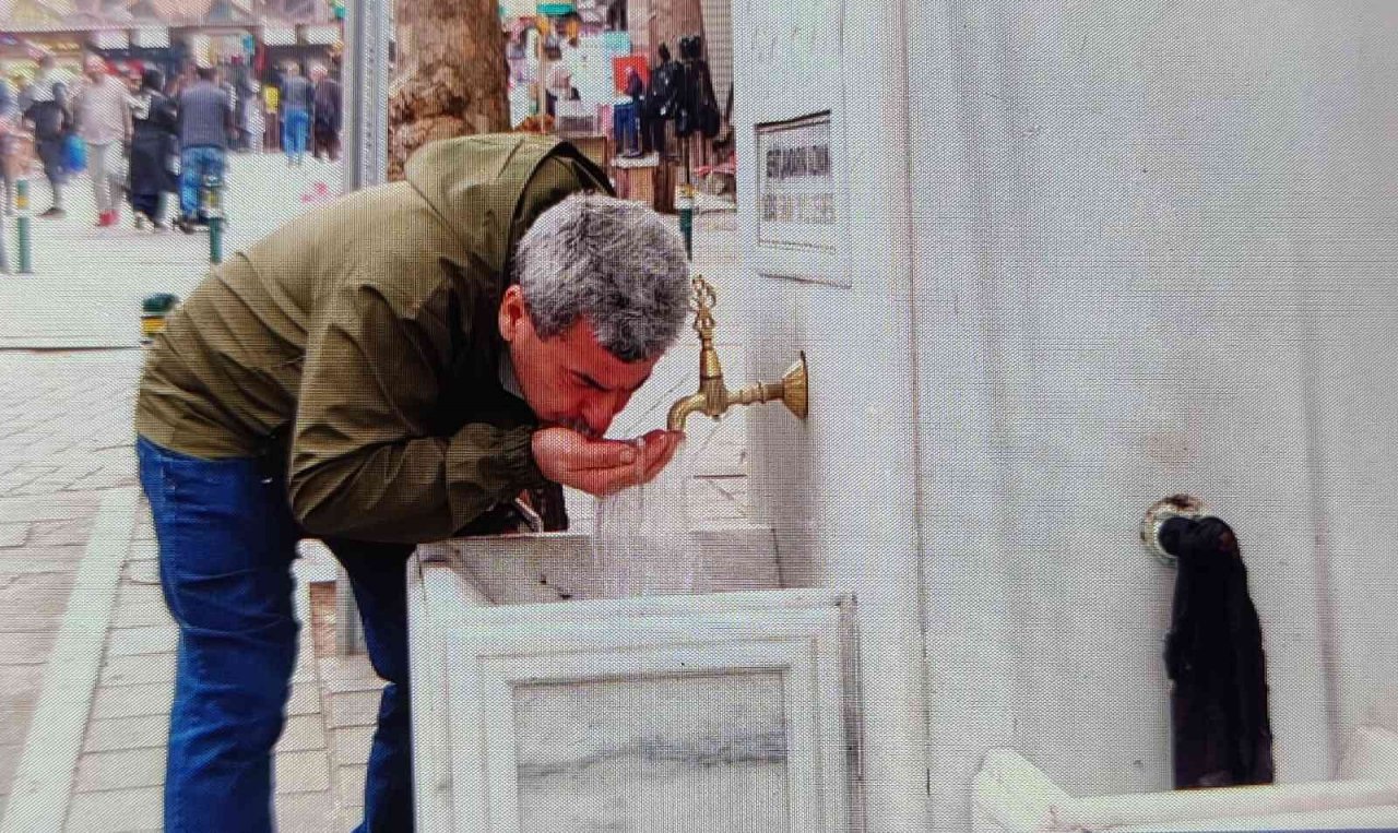 Her gün binlerce kişinin su içtiği tarihi çeşmenin musluklarını çaldılar
