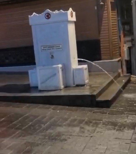 Her gün binlerce kişinin su içtiği tarihi çeşmenin musluklarını çaldılar