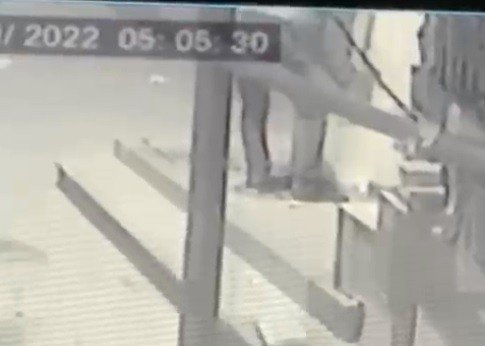 Her gün binlerce kişinin su içtiği tarihi çeşmenin musluklarını çaldılar