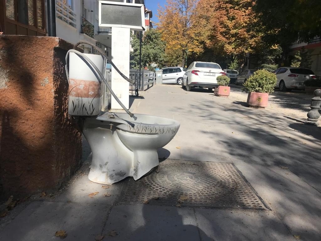 Kaldırımda bulunan klozet vatandaşları şaşkına çevirdi