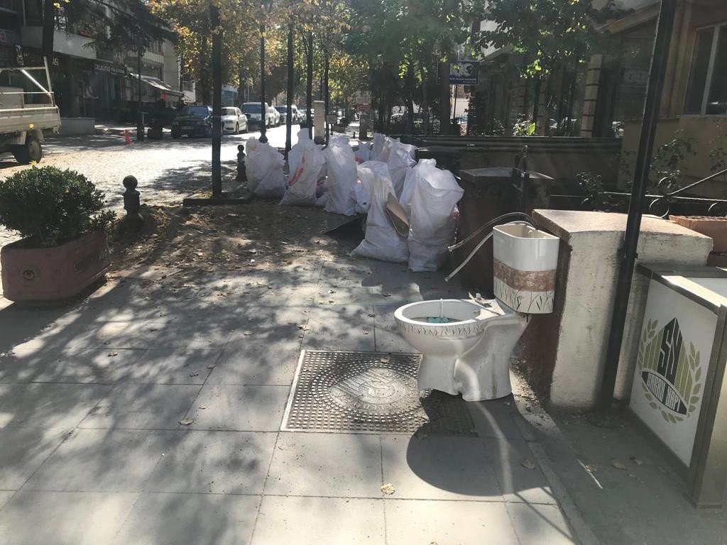 Kaldırımda bulunan klozet vatandaşları şaşkına çevirdi