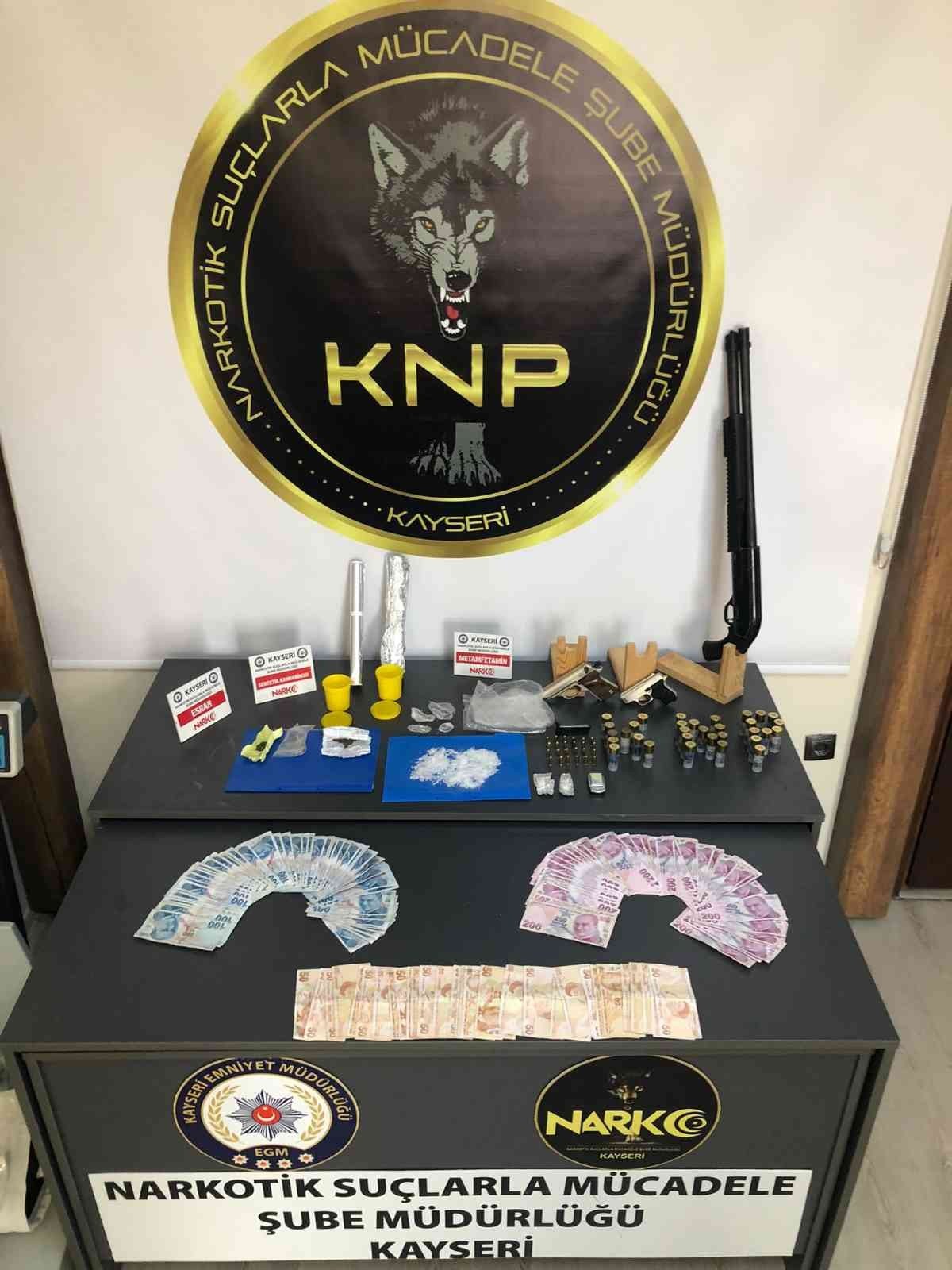 Torbacılar uyuşturucuyu satamadan enselendi