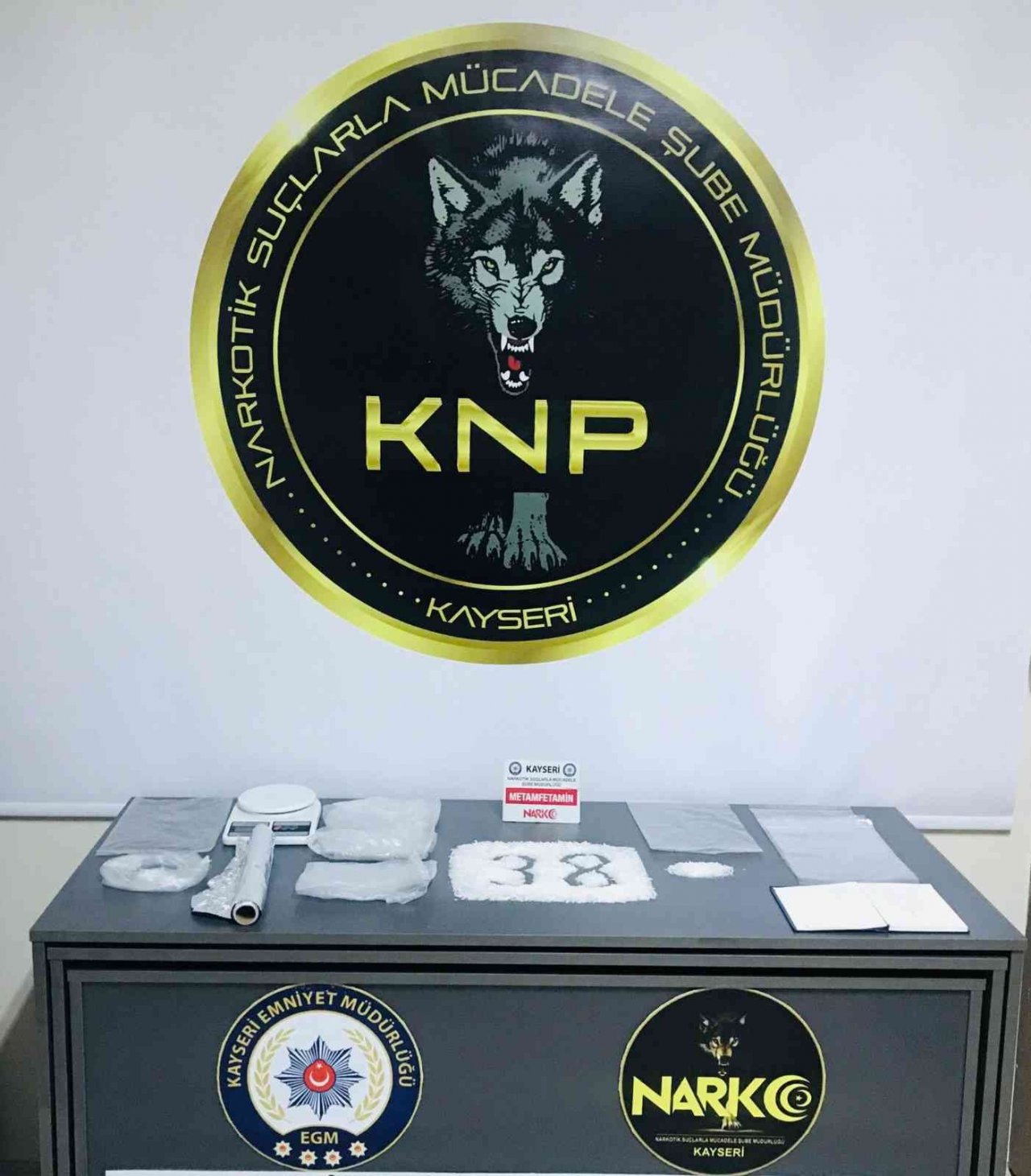 Torbacılar uyuşturucuyu satamadan enselendi