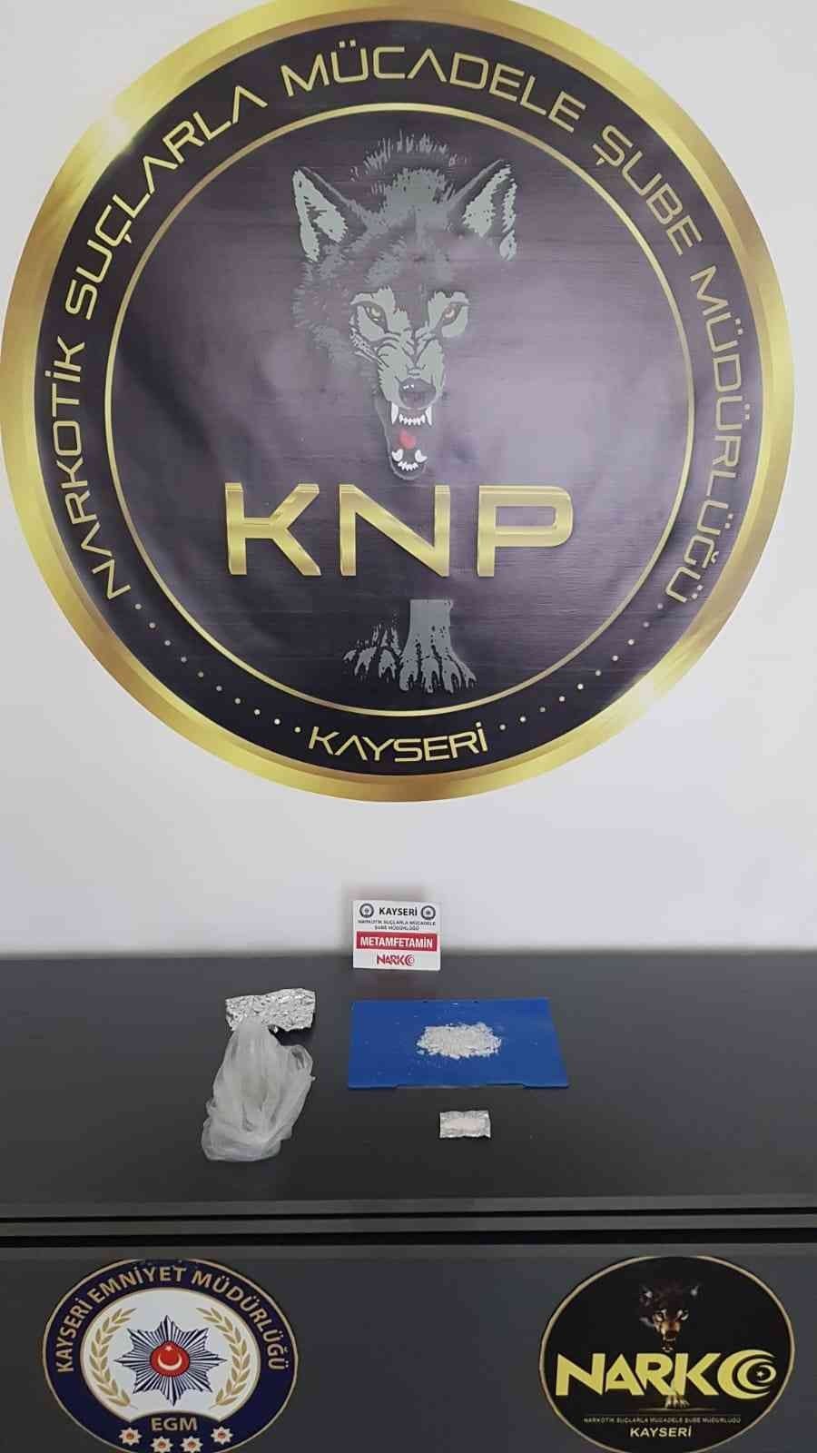 Torbacılar uyuşturucuyu satamadan enselendi