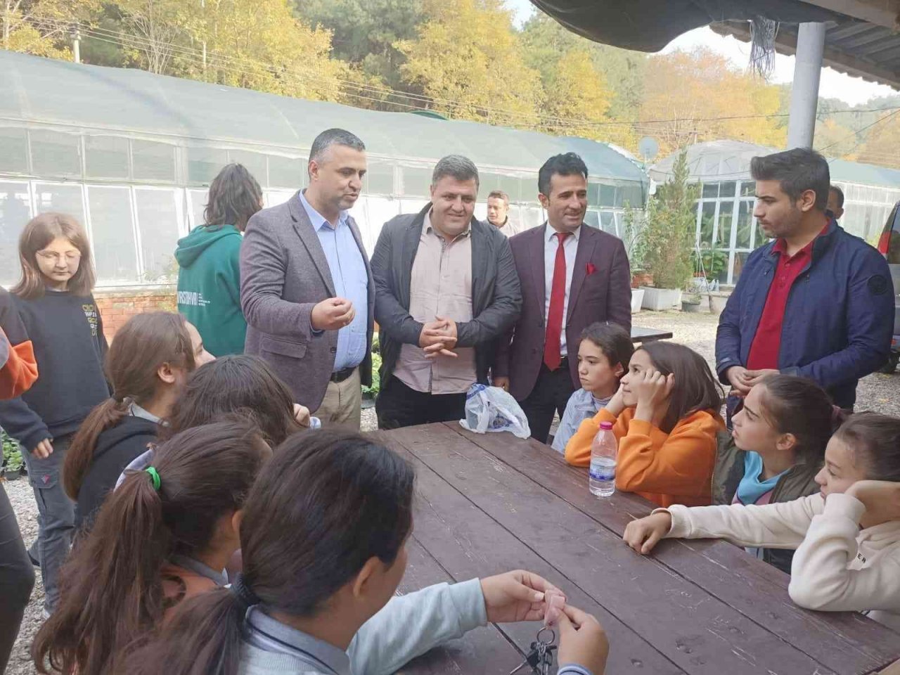 Öğrenciler, belediye serasında çiçekleri toprakla buluşturdu