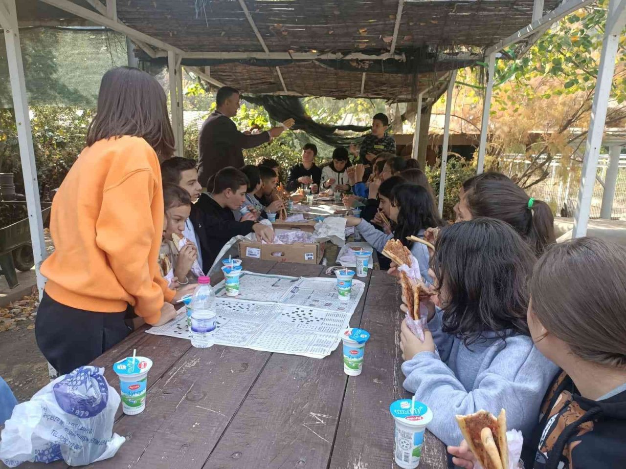 Öğrenciler, belediye serasında çiçekleri toprakla buluşturdu