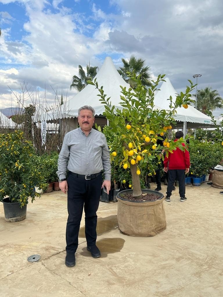 Başkan Palancıoğlu, Ödemiş Süs Bitkileri ve Fidancılık Sergisini Gezdi