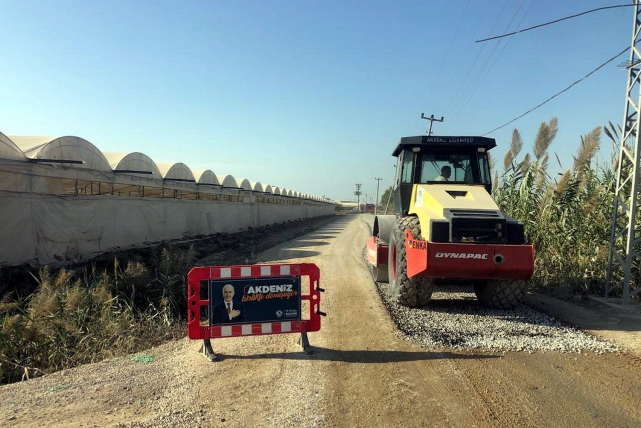 Akdeniz’de bahçe yolları soğuk asfaltla kaplanıyor