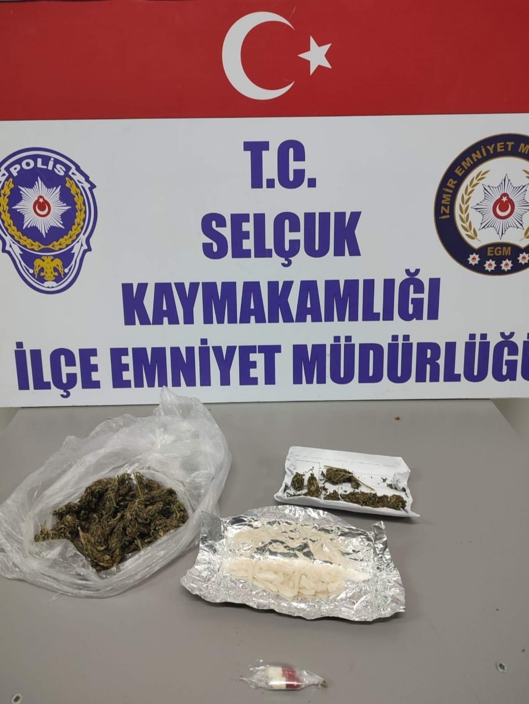 Selçuk’ta çeşitli suçlardan arananlara ve zehir tacirlerine baskın: 24 gözaltı