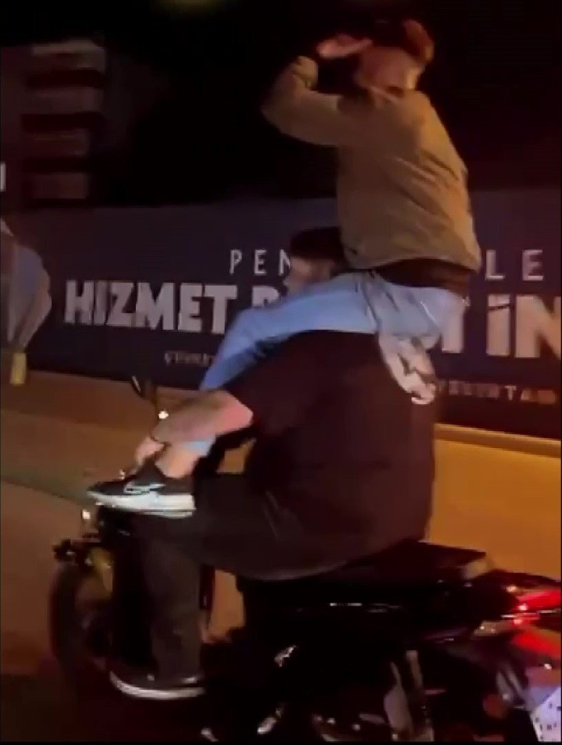 Pendik’te motosiklet sürücüsü koltukta, yolcu ise sürücünün omuzlarında yolculuk etti