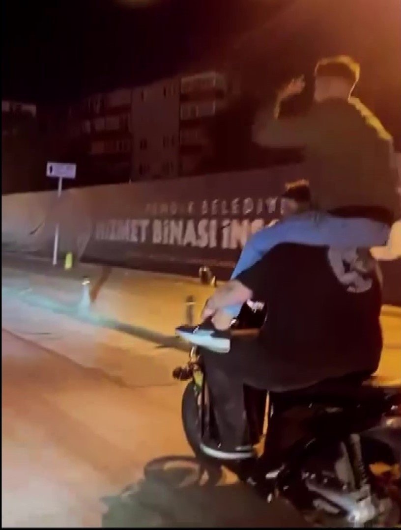 Pendik’te motosiklet sürücüsü koltukta, yolcu ise sürücünün omuzlarında yolculuk etti