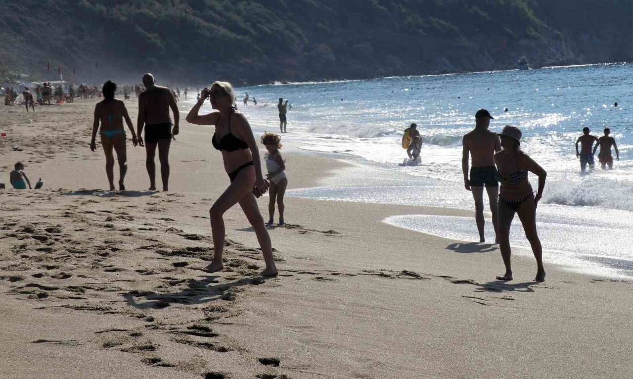 Yurtta soğuk hava etkili olurken Alanya’da deniz keyfi yaptılar