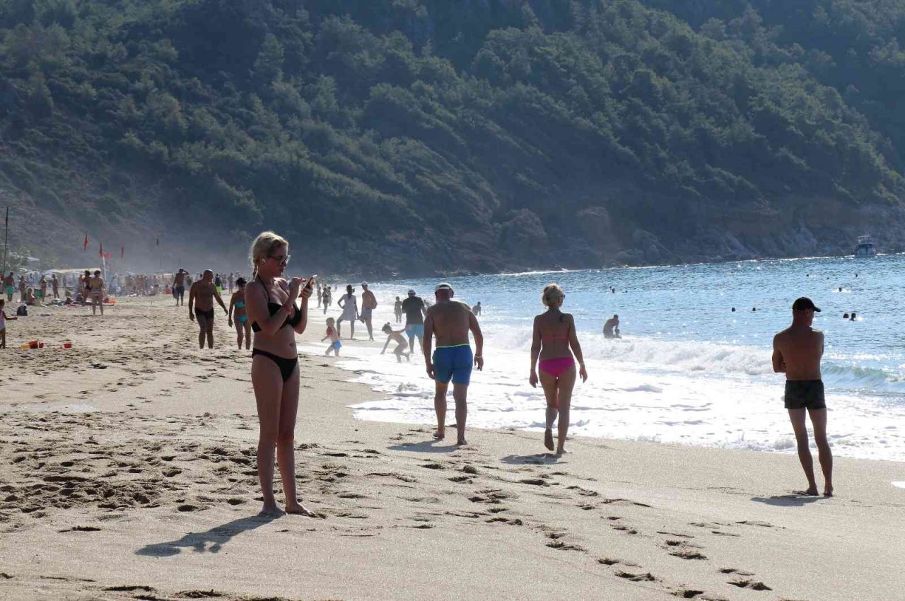 Yurtta soğuk hava etkili olurken Alanya’da deniz keyfi yaptılar