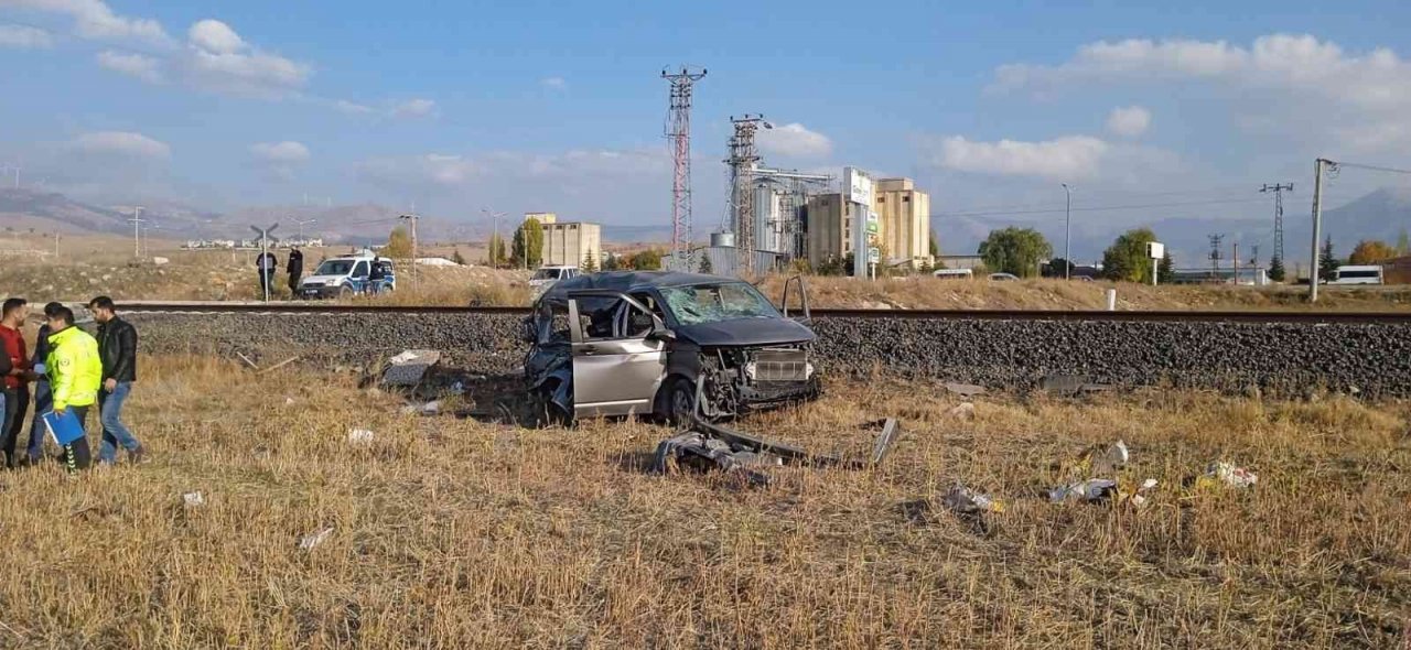 Yolcu treni minibüse çarptı: 2 yaralı