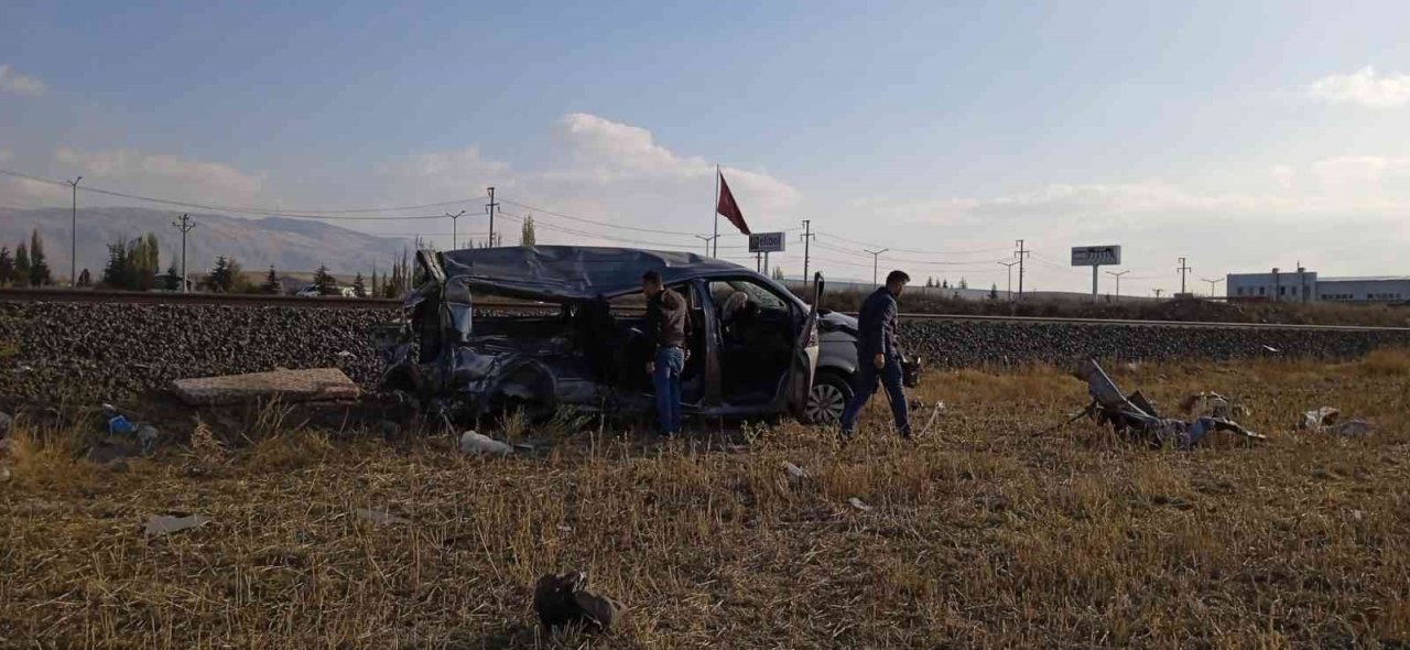 Yolcu treni minibüse çarptı: 2 yaralı