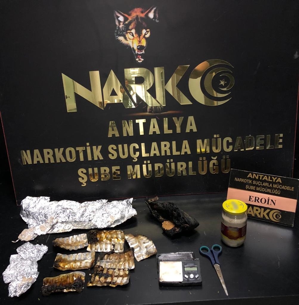 Antalya’da piyasaya sürülmeye çalışılan 9 kilo eroin polise takıldı