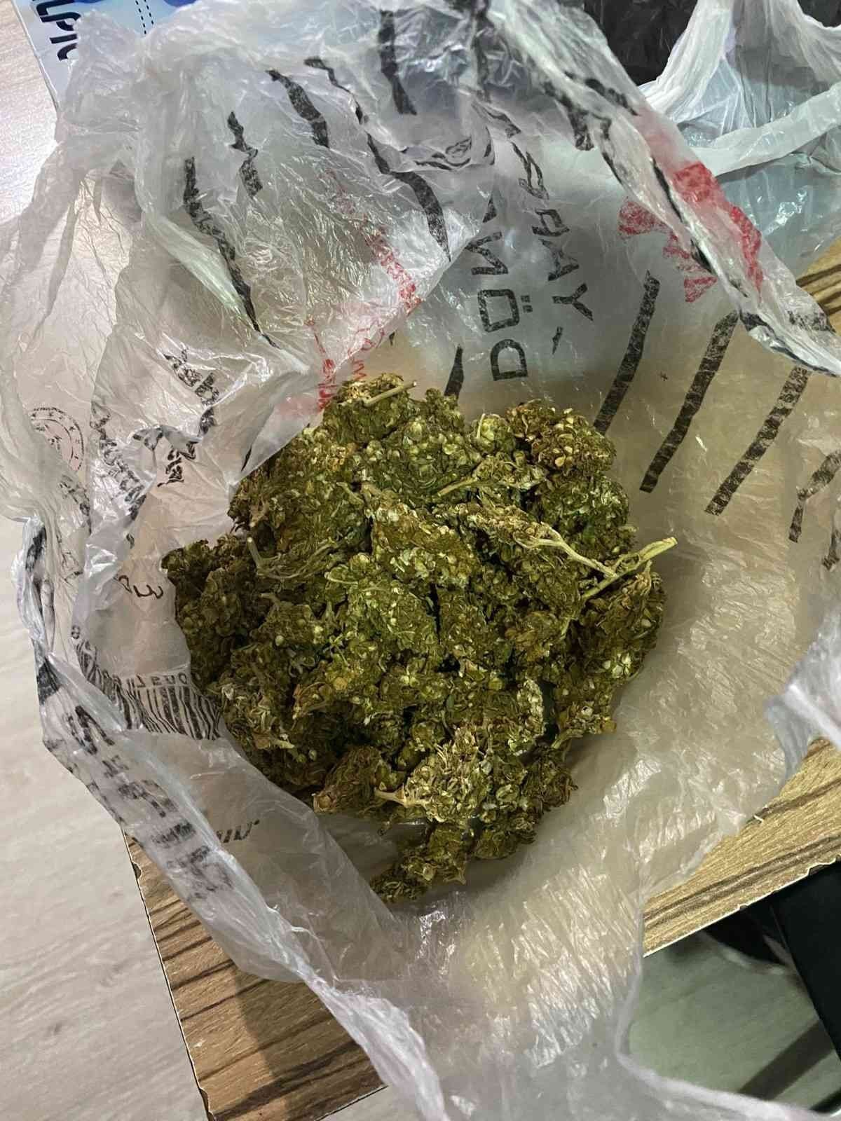 Otodan hırsızlık yaptılar, ’dur’ ihtarına uymayan arkadaşlarının yanında yakalandılar