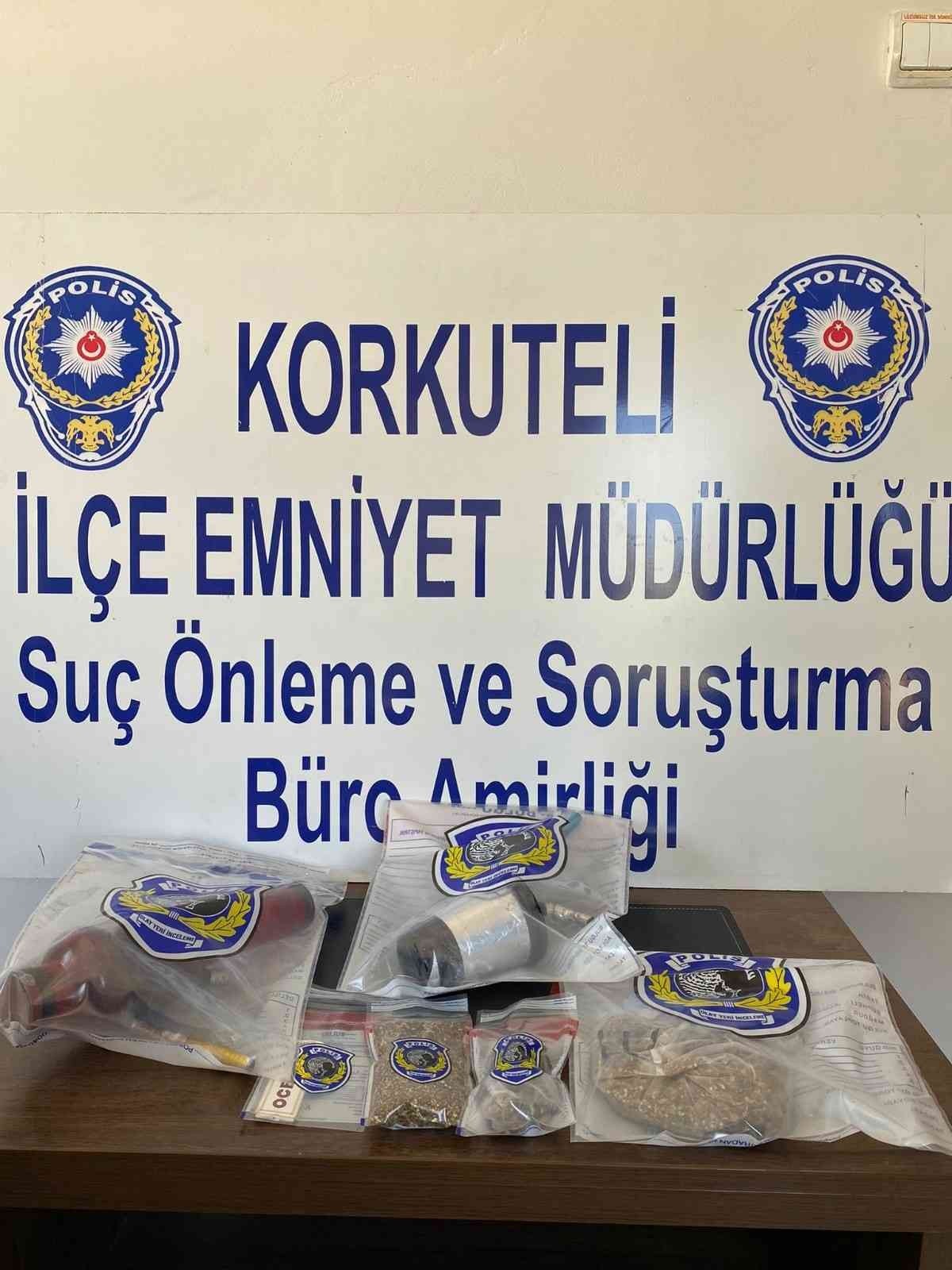 Otodan hırsızlık yaptılar, ’dur’ ihtarına uymayan arkadaşlarının yanında yakalandılar