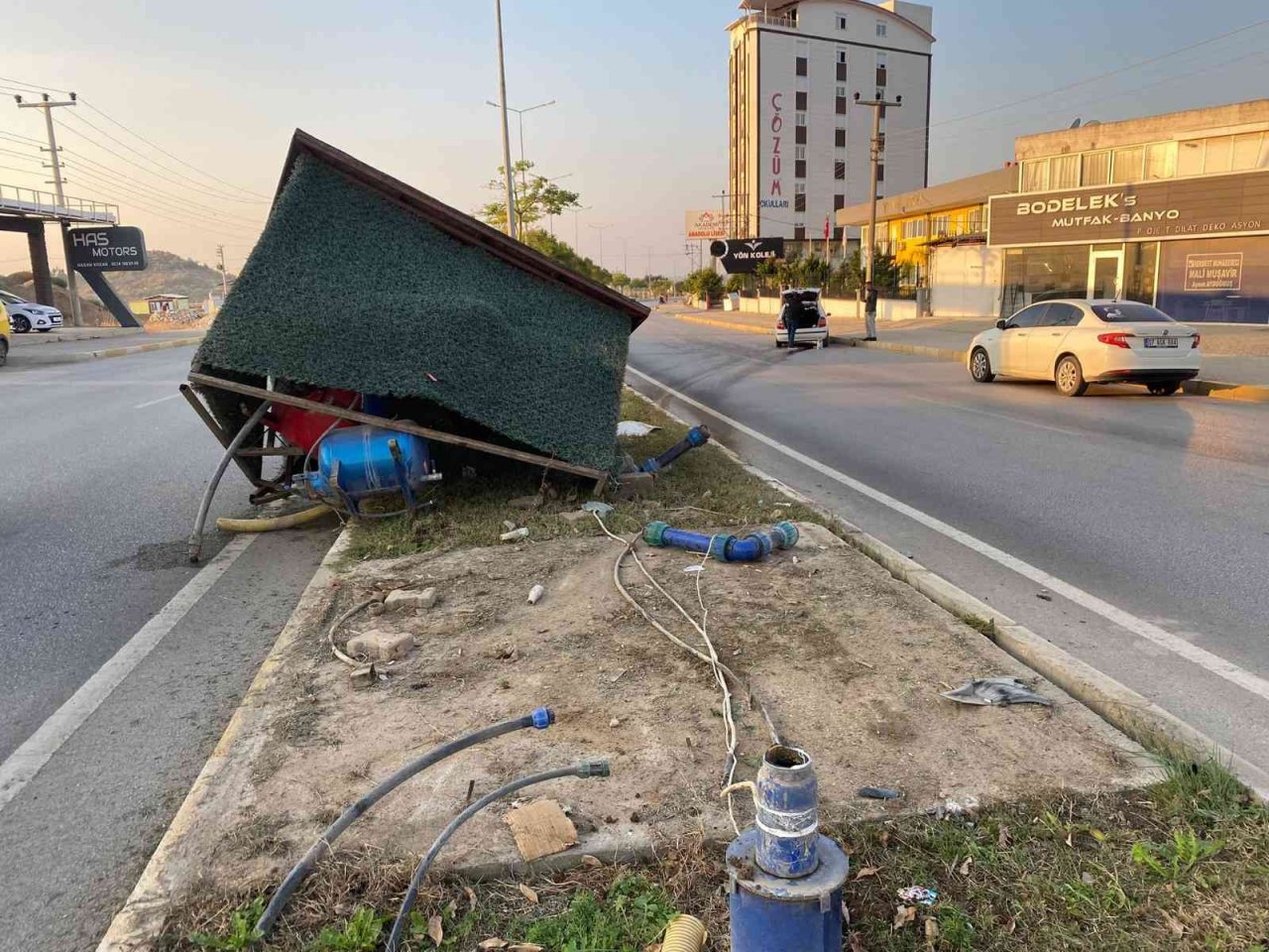 Antalya’da otomobil sulama deposuna çarptı: 1 yaralı