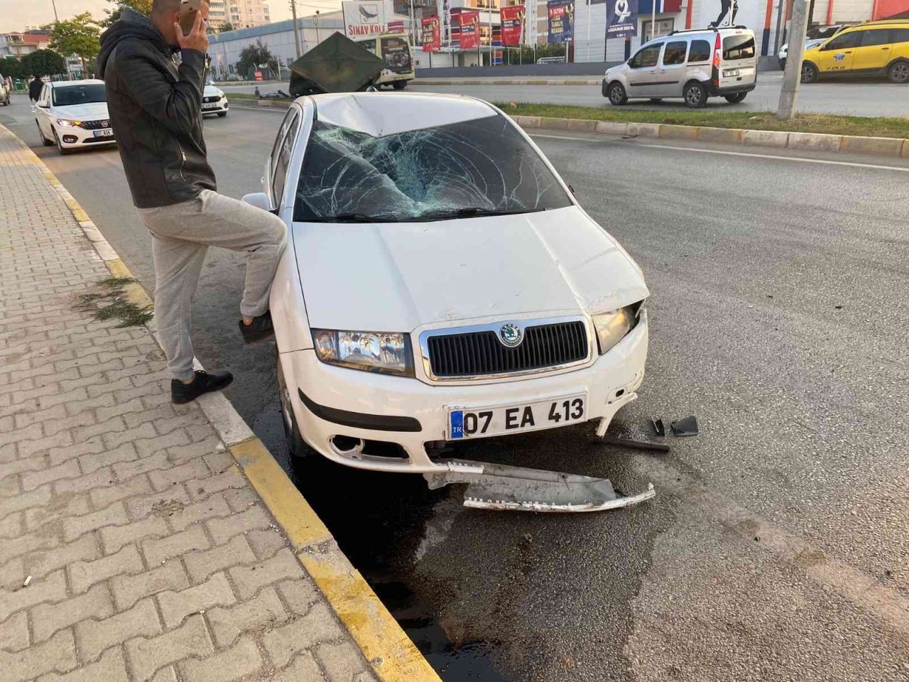 Antalya’da otomobil sulama deposuna çarptı: 1 yaralı