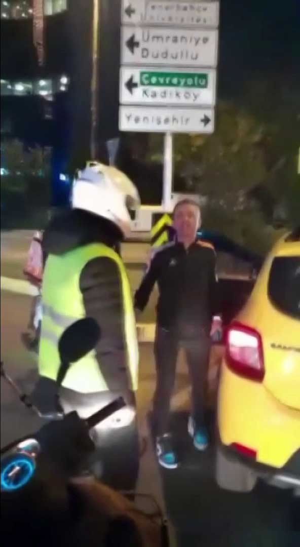 Ataşehir’de taksici ve motosikletli arasında yol verme kavgası kamerada
