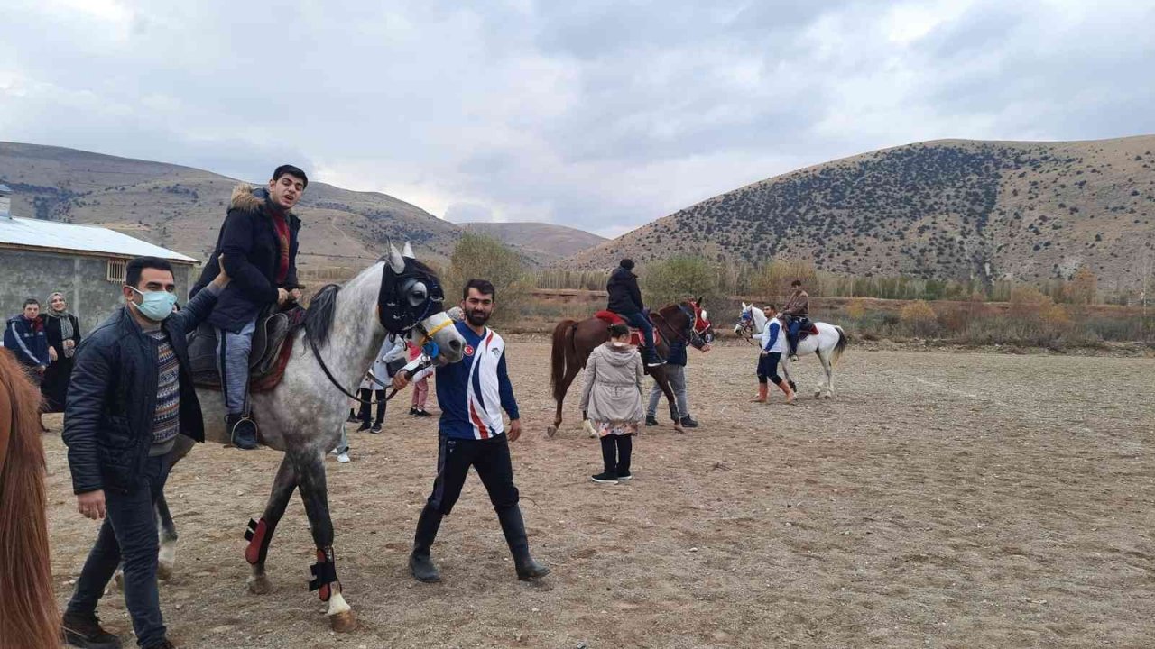 Özel eğitim öğrencileri cirit sahasında